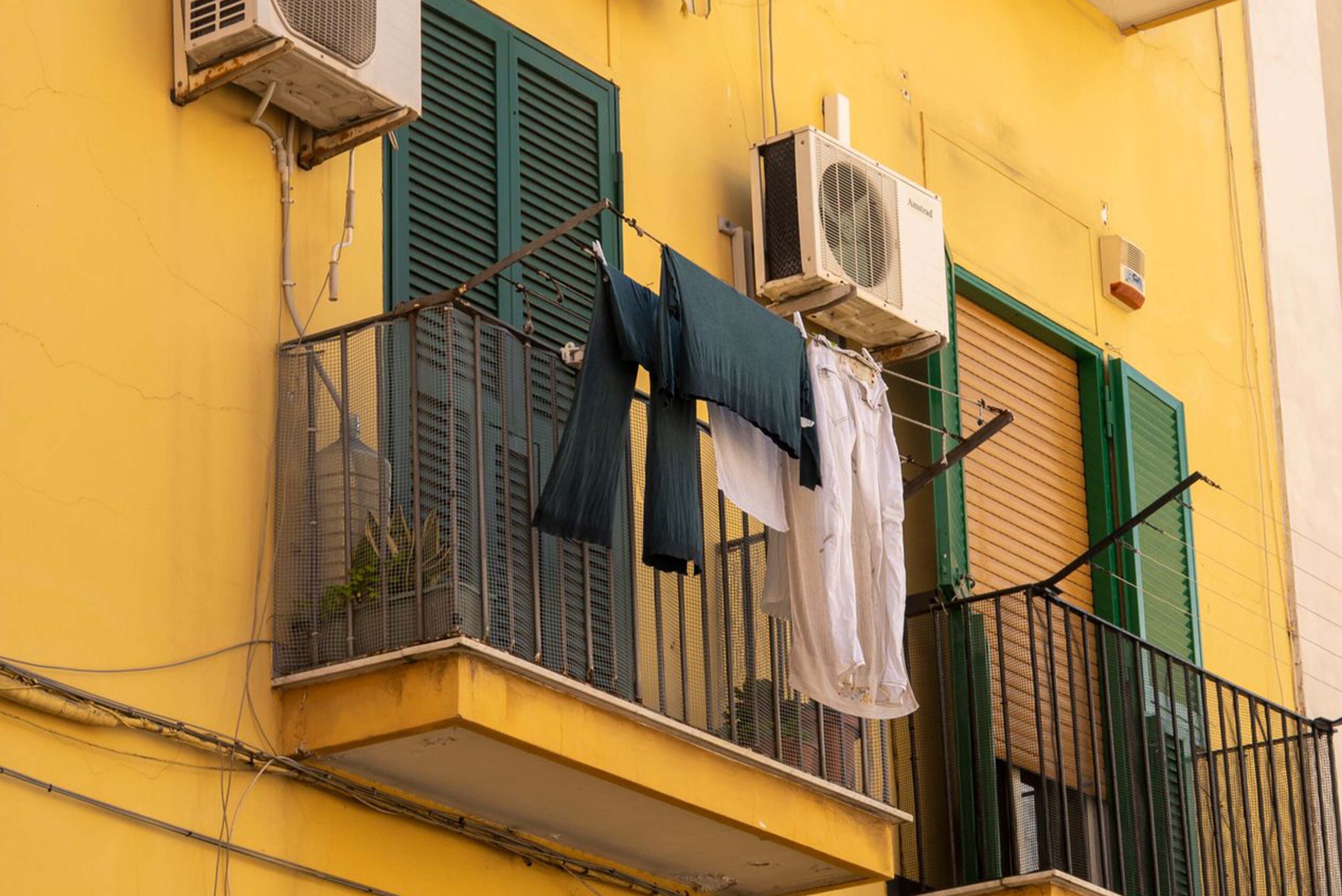 condizionatori sul muro comune